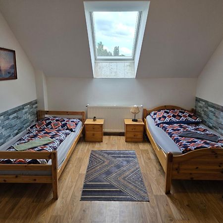 Farm Stay Nh Stables Nyrany Buitenkant foto