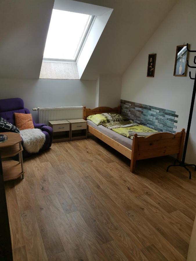 Farm Stay Nh Stables Nyrany Buitenkant foto