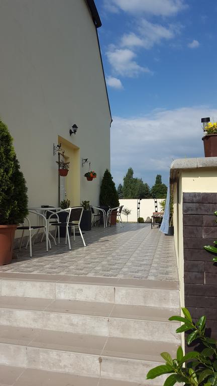 Farm Stay Nh Stables Nyrany Buitenkant foto