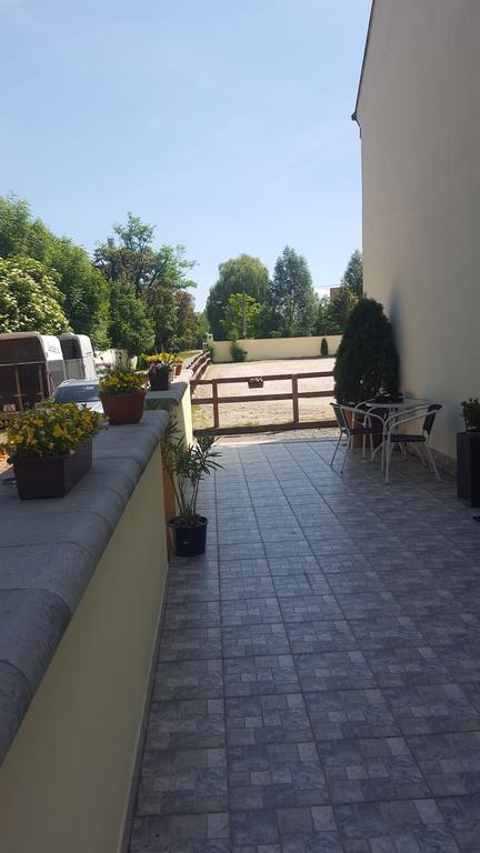 Farm Stay Nh Stables Nyrany Buitenkant foto