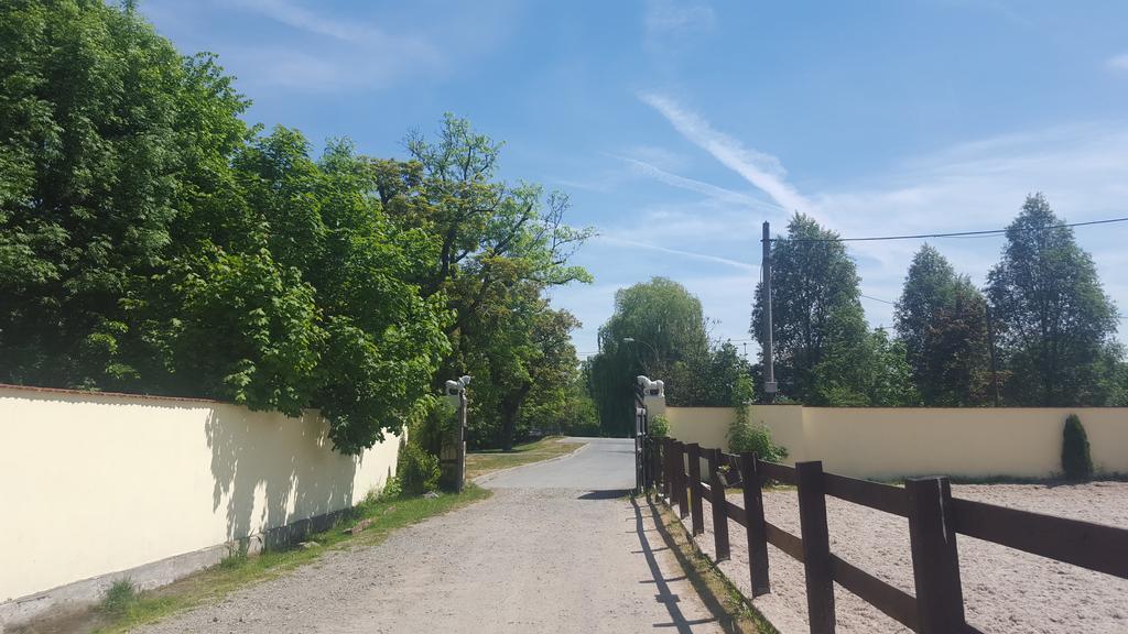 Farm Stay Nh Stables Nyrany Buitenkant foto