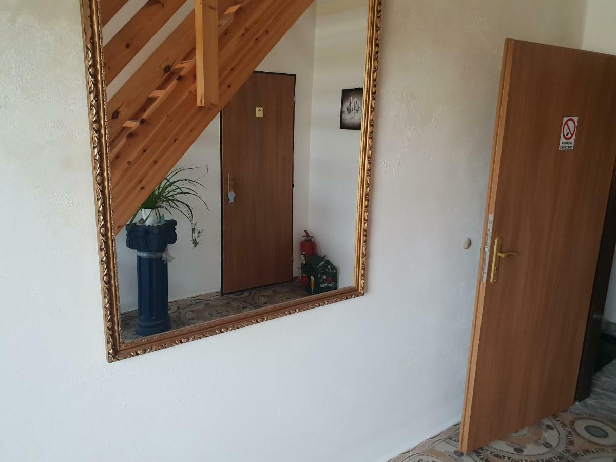 Farm Stay Nh Stables Nyrany Buitenkant foto