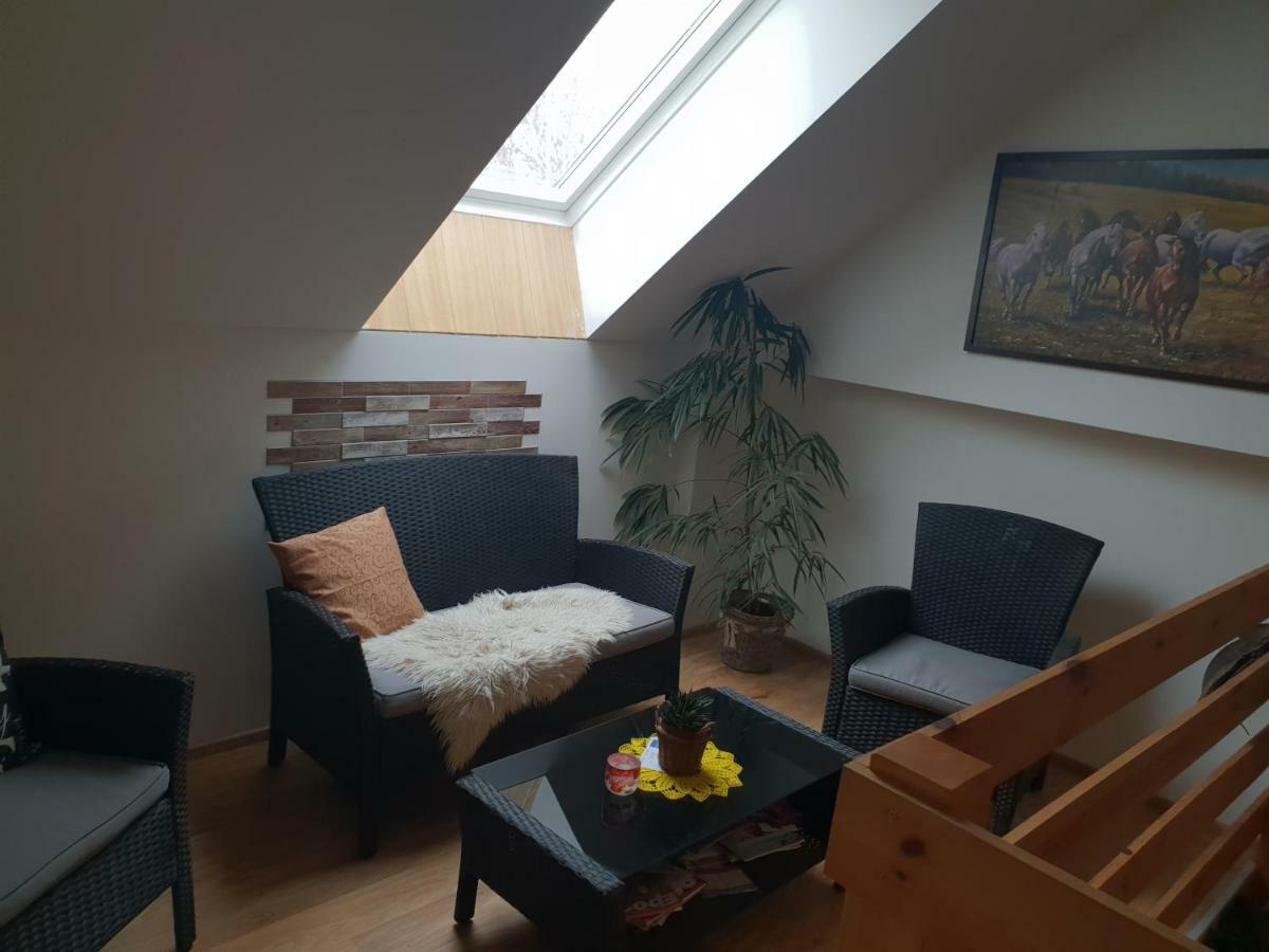 Farm Stay Nh Stables Nyrany Buitenkant foto